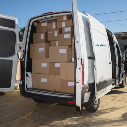 Krovininis automobilis su dėžėmis